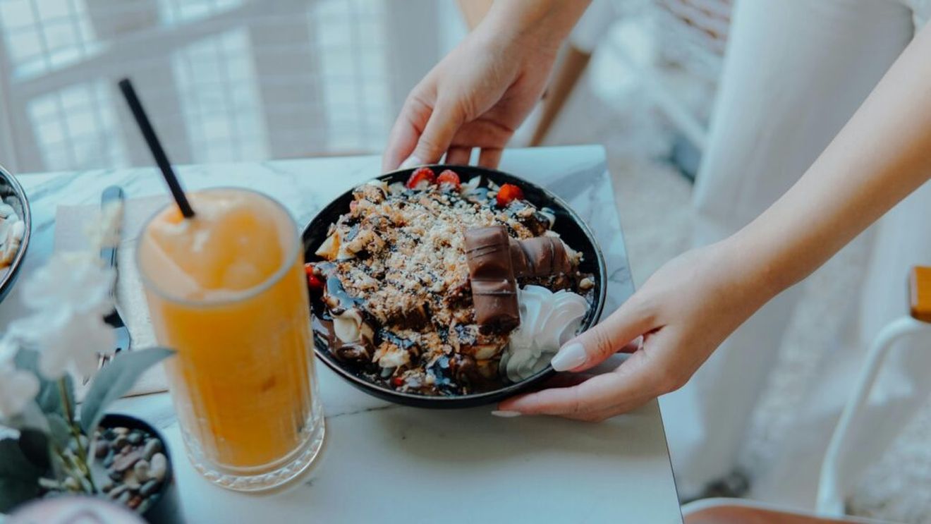 10 alimente nesănătoase ce trebuie evitate/ O dieteticiană îți recomandă ce să mănânci în locul lor și îți explică de ce ar fi bine să renunți la sucul de portocale, ciocolată, uleiul de cocos și altele