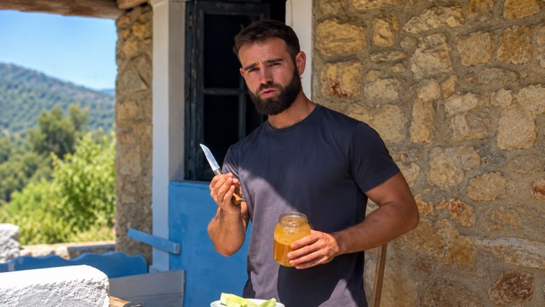 VIDEO | Are 32 de ani și a renunțat la oraș pentru a-și construi o casă într-un sat spaniol cu 18 locuitori / Plătește pentru apă doar 5 euro pe an