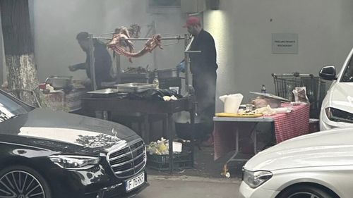 Situație halucinantă în București: berbecuț la proțap, pe trotuarul unei străzi circulată intens / În apropiere, se află un sediu al Poliției Locale