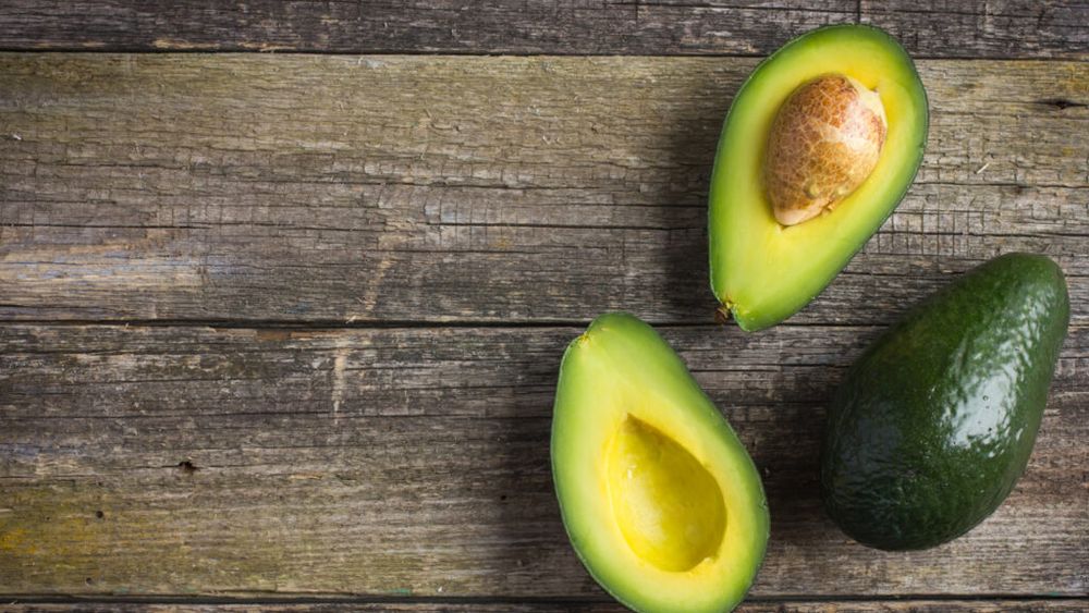 Studiu: Alimentele bogate în potasiu pot reduce semnificativ riscul de complicații cardiace. Bananele, avocado și legumele verzi, printre cele recomandate