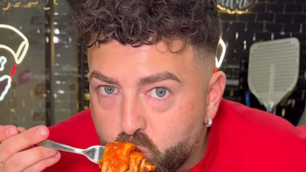 VIDEO. Tagliatelle de pizza Margherita. Cui îi surâde ideea de a tăia pizza în fâșii lungi și înguste și a adăuga peste ele sos ragù de carne, ca peste paste?