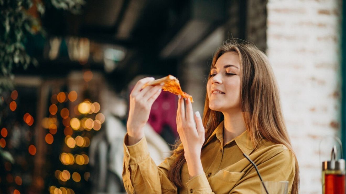 Ce este „food ASMR”: Mulți oameni apelează la acest gen de conținut pentru a se relaxa după o zi lungă. Sunetele ritmice și repetitive ale preparării sau consumului mâncării pot avea un efect liniștitor / Fenomenul a pătruns chiar și în strategiile de marketing