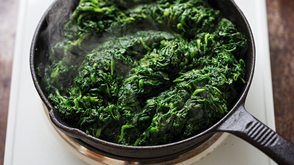 Rețeta simplă de mâncare de spanac „ca la bunica” / Poate fi folosit spanac proaspăt sau congelat