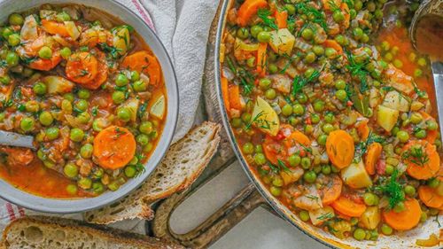 Mâncare de mazăre cu cârnați: O rețetă simplă, rapidă și gustoasă / Este perfectă simplă, cu pâine proaspătă sau cu un ardei iute alături