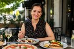 Ce alegi la terasă dacă vrei să mănânci sănătos fără să comanzi o salată „fără viață” în ea? / Regula simplă propusă de nutriționistul Tania Fântână