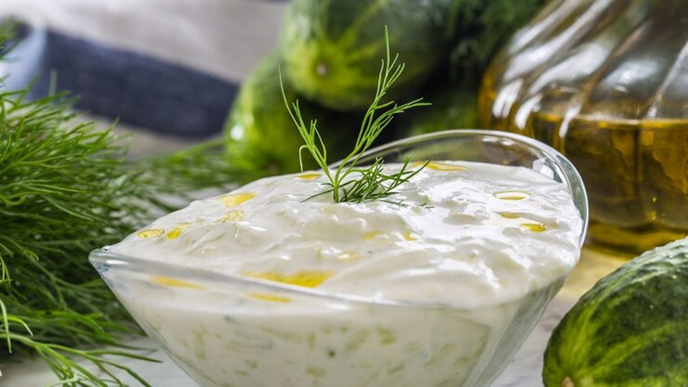 Rețetele Juanitei | Cartofi cu sos de iaurt tzatziki, garnitura perfectă pentru friptura de miel/ Aduce pe masă un aer de Grecia