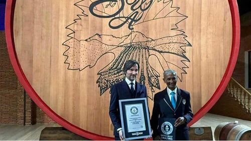 Cel mai mare butoi de vin din lume, intrat în Guiness Book. A fost contruit de o firmă italiană și este expus într-o cramă din Azerbaijan. Se crede că viticultura s-a născut, de fapt, în zona Caucazului, și nu pe malurile Mediteranei