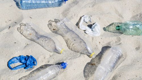 Comercianţii vor să primească derogare pentru epuizarea stocurilor de la directiva UE care impune ca sticlele din plastic să aibă numai dopuri ataşate