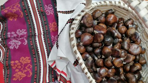 Castanele comestibile au fost răspândite în toată Europa de către romani. Acest copac a avut de-a lungul mileniilor o importanță strategică și a reprezentat alimentul de bază pentru multe populații rurale în trecut