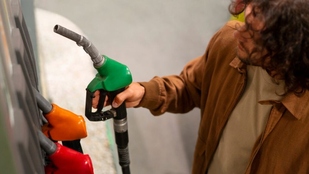 Reducerea prețului la carburanți mai așteaptă: ședința de Guvern de marți a fost amânată