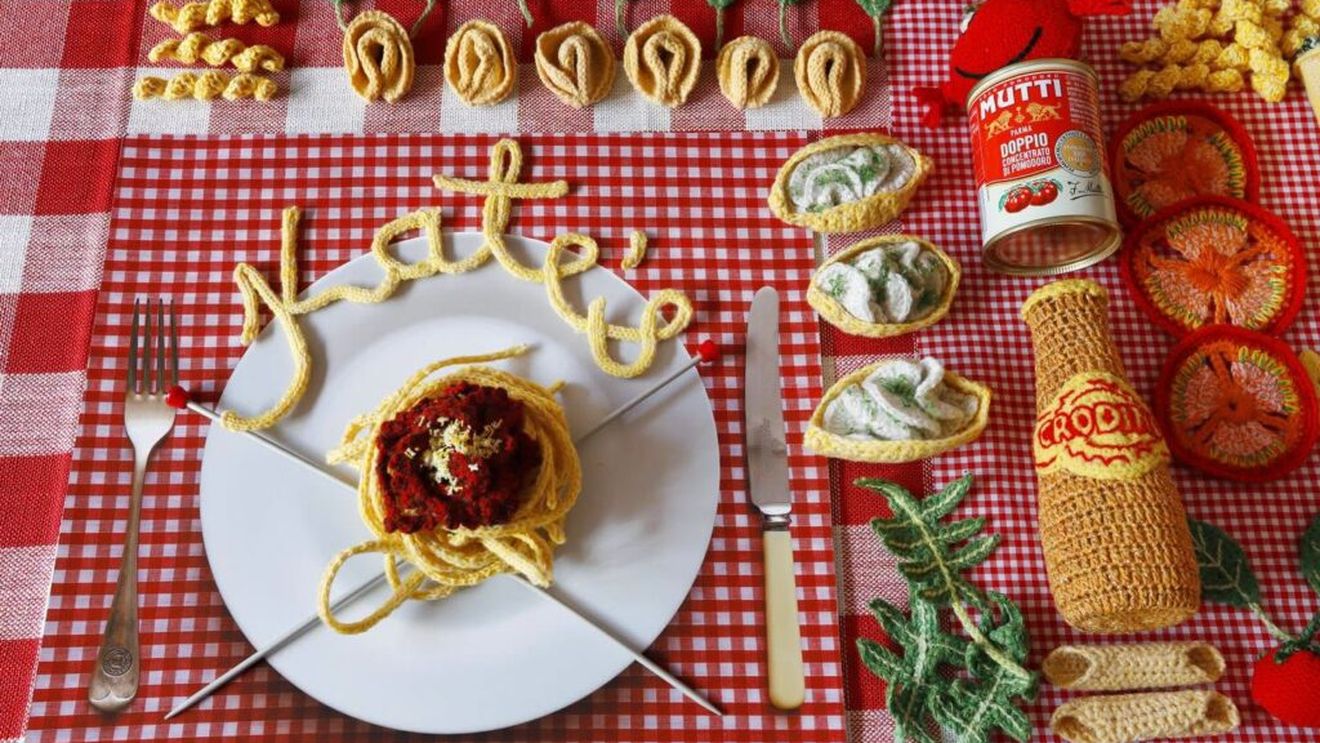 Restaurantul în care nu poți comanda nimic de mâncare / O artistă a tricotat peste 1.000 de preparate italiene