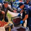 Cum au strâns zeci de mii de reacții imaginile false cu polițiști care confiscă cireșe și căpșuni de la bătrâni/ Mulți au crezut că fotografiile create cu IA sunt adevărate
