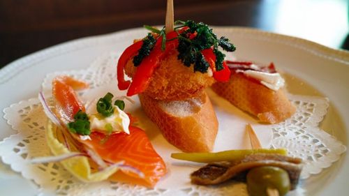 „Nu le mai spune tapas! Riști să fii alungat din Țara Bascilor! Se numesc pintxos” / Cum se gătesc celebrele gustări și cum le-a descoperit actrița Eva Longoria