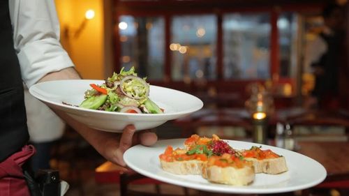 ANALIZĂ | Sectorul restaurantelor și-a revenit după pandemie prin creșterea prețurilor și mai multe rezervări/ Consumatorii sunt mai dispuși să comande mâncare la pachet, digitalizarea a avansat, iar supermarketurile concurează tot mai mult cu restaurantele pentru consumul rapid