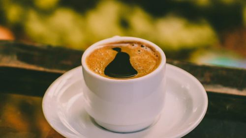 Cafeaua a fost interzisă în trecut / Sultanul Murad al IV-lea al Imperiului Otoman considera consumul de cafea o amenințare la adresa ordinii publice din secolul al XVI-lea / Biserica catolică a considerat-o „băutura diavolului”
