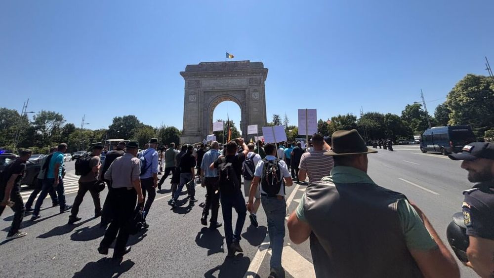 VIDEO | Oierii au plecat în marș spre Piața Victoriei după protestul cu gaze lacrimogene de la ANSVSA / Cer reluarea exporturilor și demiterea șefului instituției