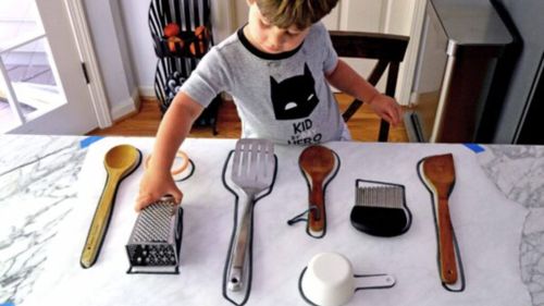 STUDIU | Copiii mici se concentrează mai mult asupra obiectelor necunoscute decât pe jucăriile familiare/ Micuții au fost testați cu ustensile de bucătărie sigure, teluri și zdrobitoare de cartofi, strecurători de ceai, pâlnii și site