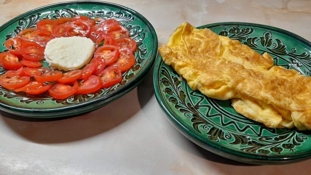 Carpaccio de roșii cu brânză de burduf și omletă cu slăninuță de Mangalița/ Micul dejun de la mama de acasă îmbogățit cu ulei de măsline și puțin busuioc