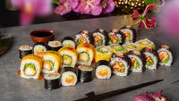 VIDEO | Mașina de preparat sushi, care întinde orezul pe foaia de alge. Nu funcționează fără bucătar, dar este principalul ajutor al acestuia. Mai repede de atât nu poți fi servit