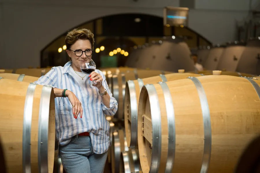 Mihaela de Poix degustând vin în cramă SERVE