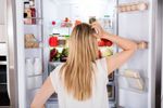 9 alimente pe care nu ar trebui să le ții pe ușa frigiderului / Unde se păstrează corect laptele, ouăle și iaurtul