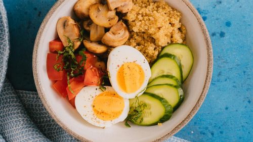 Ce este colina, ce rol important are în organism și în ce alimente o mai găsim, în afară de ouă?/ Somonul, curcanul, ciupercile, quinoa, caviarul, fasolea și brânza de vaci sunt surse importante de colină