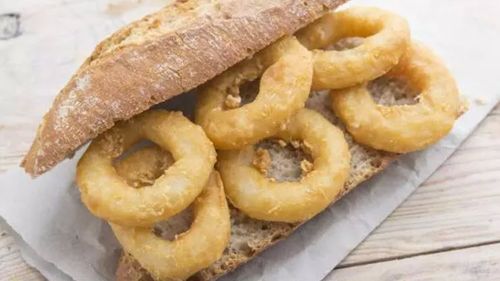 Sandviș cu inele de calamar pane - cea mai populară gustare din barurile din Madrid/ Un preparat care la origine era destinat săracilor