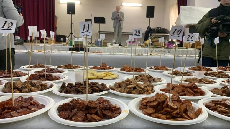 Degustarea cârnaților bănățeni, un eveniment tradițional al șvabilor bănățeni. Rețeta câștigătoare datează de 60 de ani