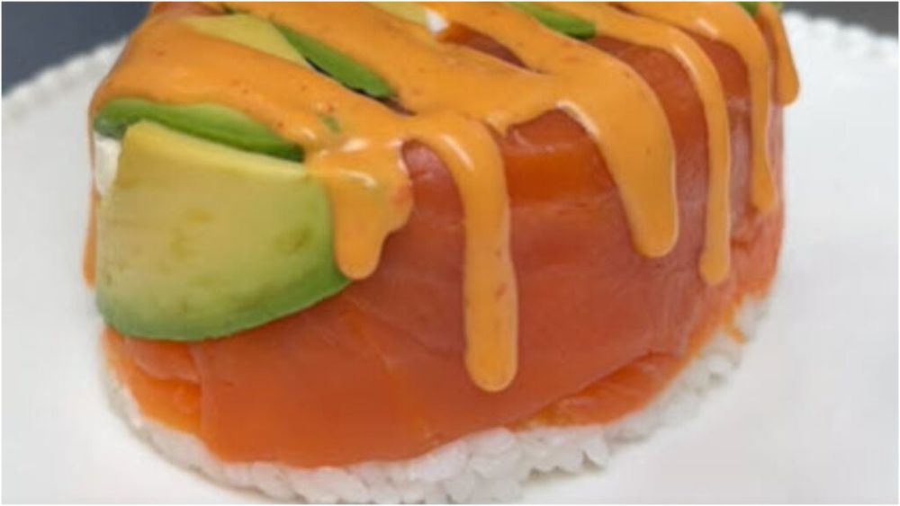 VIDEO | Sushi dragon roll în cutie de brânză Philadelphia/ Nu trebuie să te pricepi la rulat ca să ai pe masă un sushi de casă cu ingrediente alese de tine