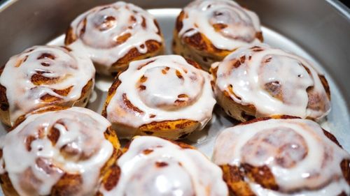 Idee de mic dejun: Rulouri cu scorțișoară și merișoare / După mesele festive din prima zi de Crăciun, a doua zi merită să începeți dimineața cu un desert cald și aromat, perfect pentru a însoți cafeaua sau ceaiul