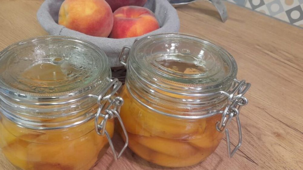 Rețetele Juanitei | Compot de piersici. Se poate prepara fără zahăr, dar trebuie consumat repede/ Sau cu sirop dulce, dacă dorim să îl păstrăm pentru iarnă