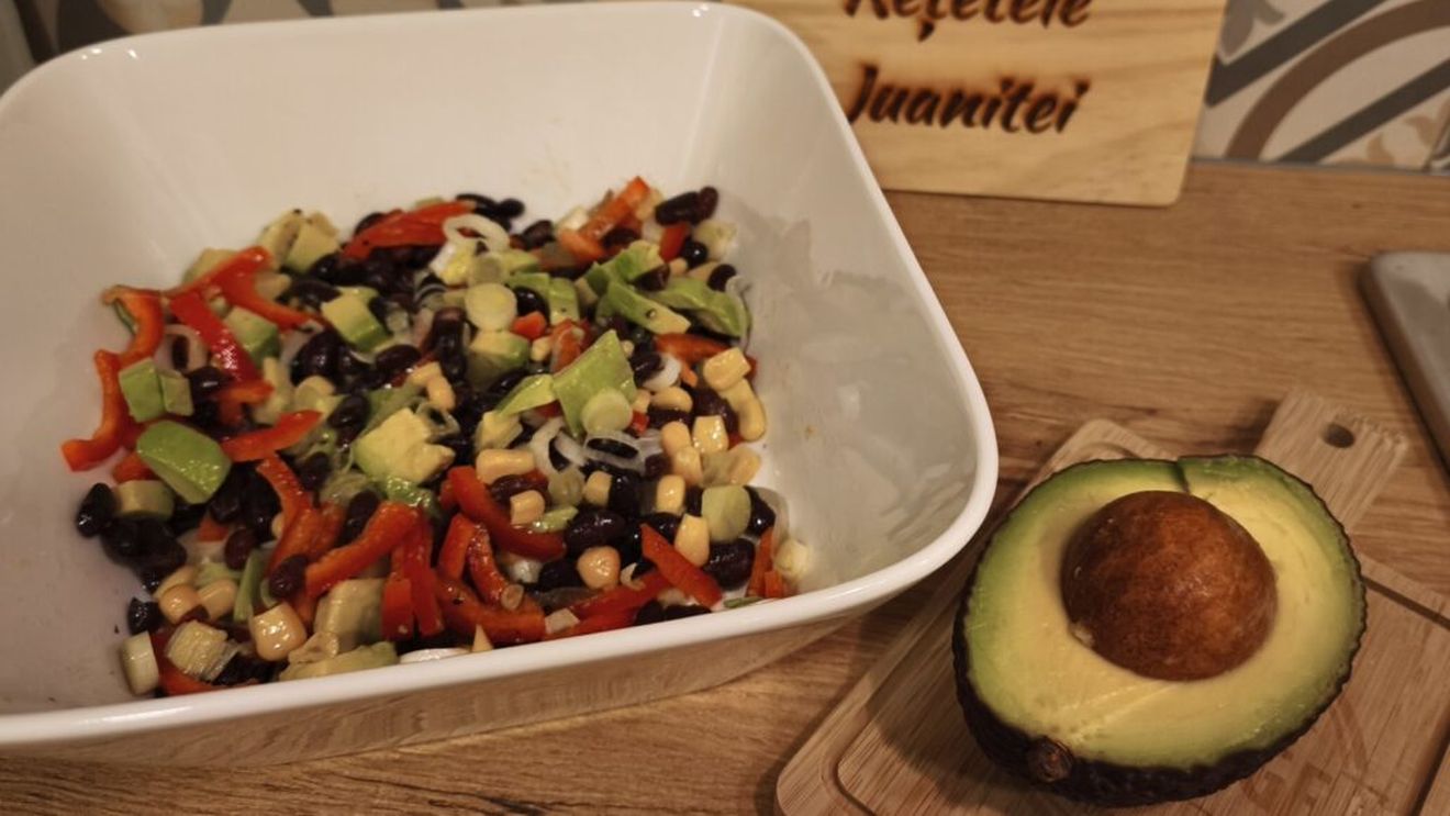 Rețetele Juanitei | Salată mexicană cu fasole roșie, porumb, avocado și legume/ O poți transforma ușor într-o salată cu pește sau cârnat picant