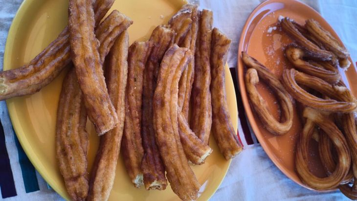 VIDEO FOTO | Street food-ul spaniol care seamănă cu gogoșile românești/ Despre churros sau porras pe care le poți cumpăra la colț de stradă 