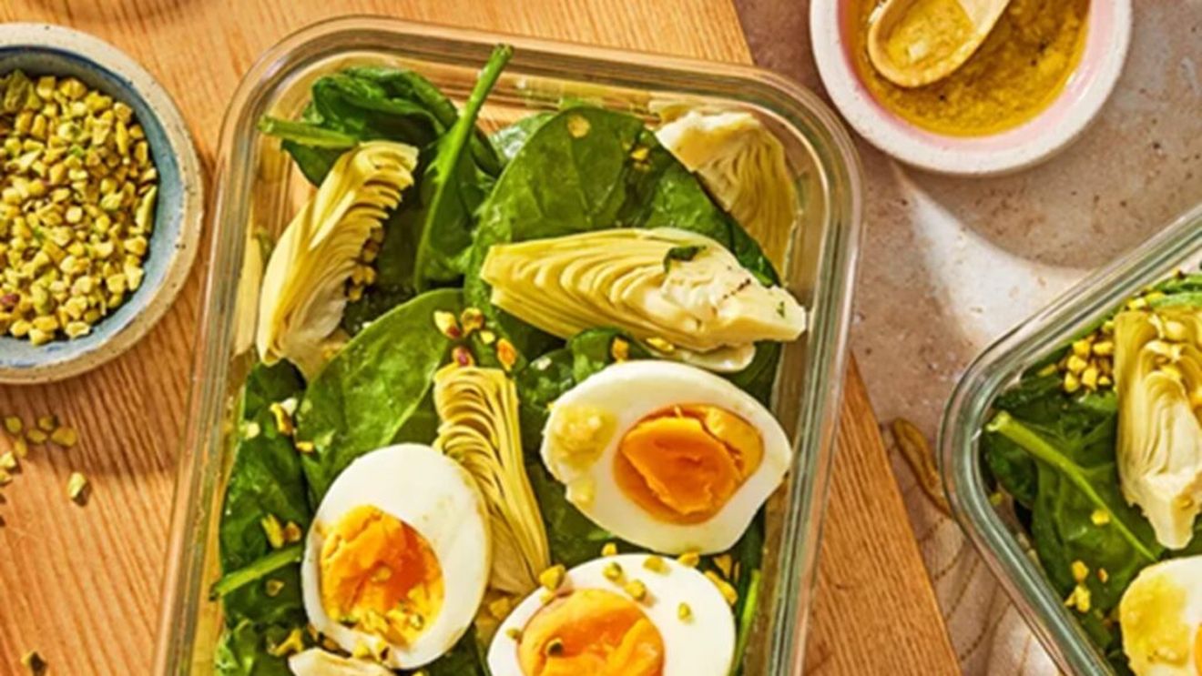 Salată de spanac și anghinare cu vinegretă cu parmezan / Un prânz rapid, ușor de servit chiar și la birou / Nutriționiștii spun că e benefic și pentru dietă