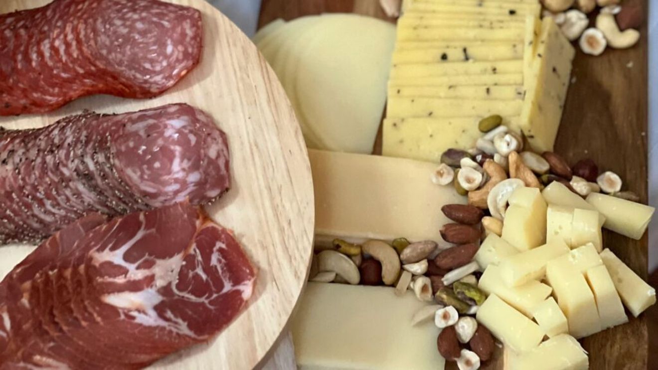 Aromele de fum, scoase din uz/Brânza și brânzeturile, carnea, peștele și icrele pot fi puse pe piață până în 2029/”În general, alimentele afumate prezintă probleme de sănătate” - Comisia Europeană