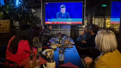 FOTO | Dezbaterea prezidențială, urmărită ca un meci de fotbal în restaurante: Un local din Buzău a montat televizor special pentru clienți
