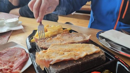 VIDEO | Experiență culinară inedită la baza pârtiei: Locul unde poți mânca friptură pe piatră încinsă, pregătită chiar de tine! Nu te aștepta la fine dining, ci la o masă autentică, gustoasă și mai ales ... accesibilă!