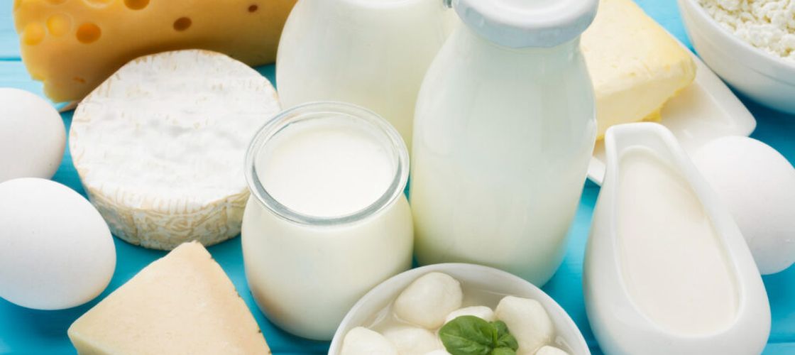 România produce 4,4 milioane de tone de lapte pe an, dar doar o treime ajunge în procesare / Studiu: importurile de lactate au depășit un miliard de euro