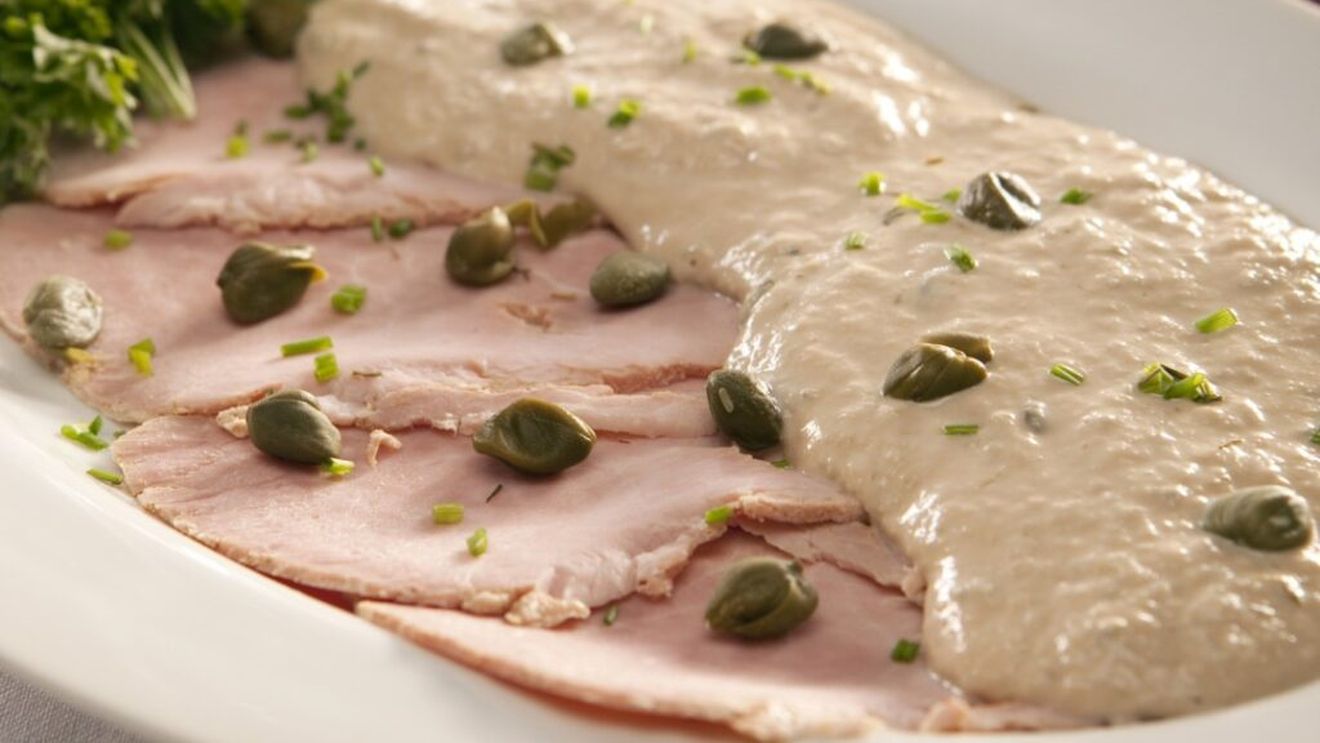 Prânzul de duminică. O rețetă italiană de vară cu carne și garnitură ușoară rece: Vitello tonnato/carne de vită rece cu sos de ton cu dovlecei cruzi marinați