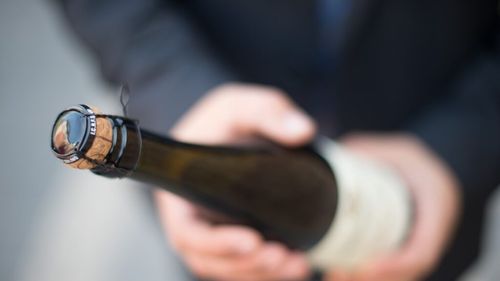 Trump ameninţă Europa cu taxe vamale de 200% pentru băuturile alcoolice, pe măsură ce războiul comercial escaladează/ Vinurile și șampania au fost menționate și ele de către președintele american