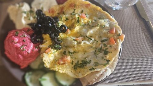 Mic dejun libanez: omletă, hummus, sos de iaurt și lipie caldă / E perfect pentru o dimineață de weekend sau pentru un brunch cu familia