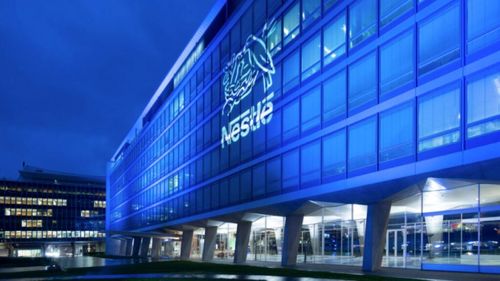Nestle analizează vânzarea întregii divizii de ape minerale, implicată în trecut într-un scandal politic în Franța