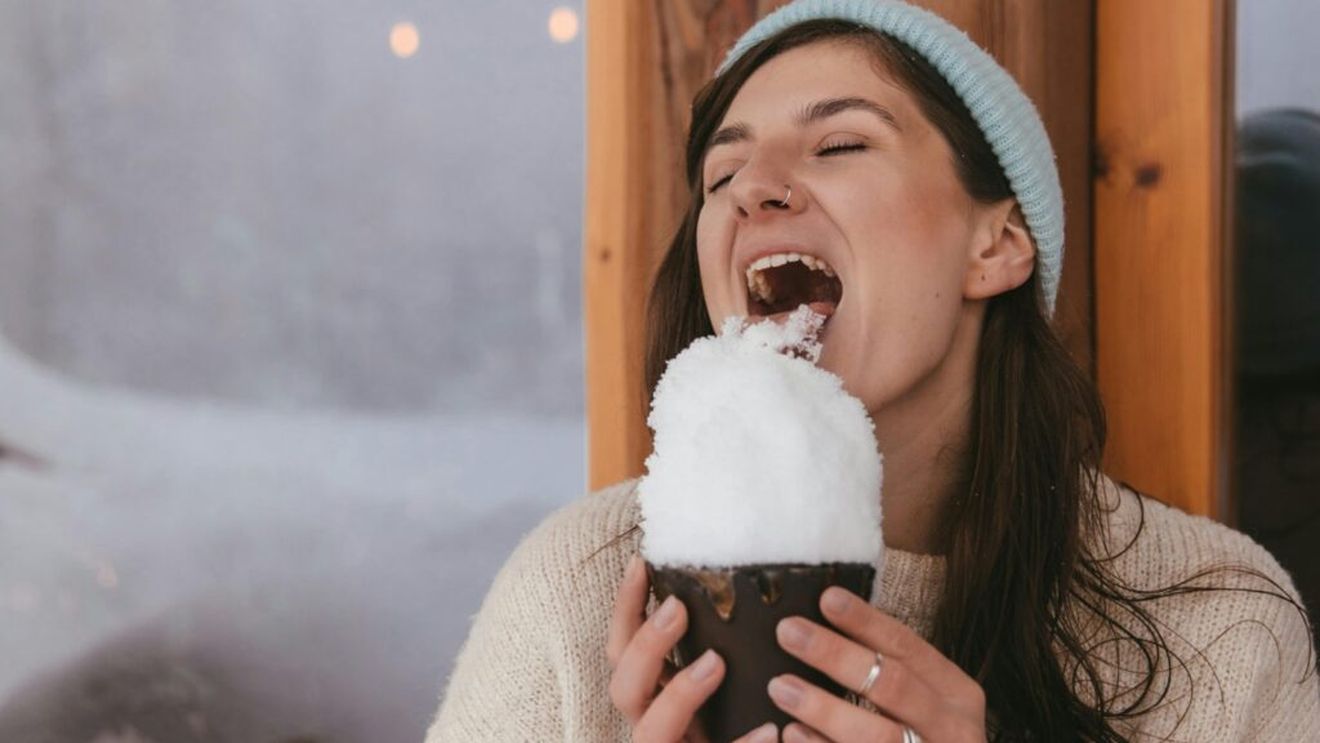 Ninsoarea aduce multă distracție/ Iată 6 moduri de a consuma zăpada proaspătă, sub forma unor deserturi delicioase