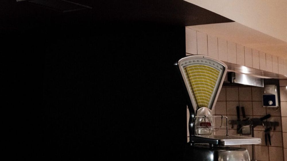 GALERIE FOTO | Nostalgia e servită! Restaurantul „Petra” din Obor, locul unde mâncărurile-cult ale anilor ’80-’90 ne întorc în timp în bucătăriile pline de creativitate ale mamelor și bunicilor noastre 