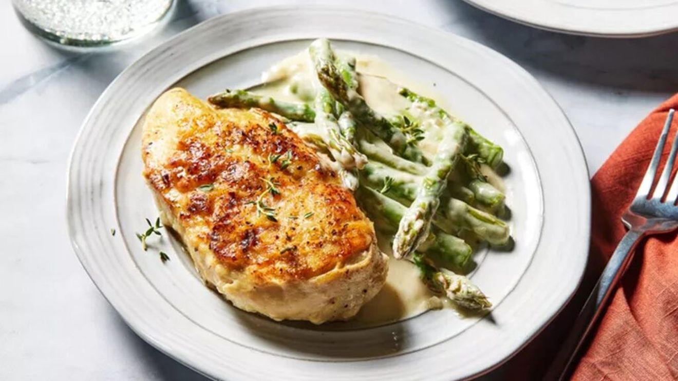 Piept de pui cu sparanghel / O cină ușoară și sănătoasă, plină de arome delicioase / E perfect și pentru pachetul de a doua zi la birou