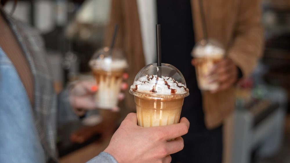 Cât de dulci sunt, în realitate, băuturile americane de la Starbucks și Dunkin / Un secretar de stat american critică nivelul mare de zahăr pe care îl conțin / Unele produse depășesc de câteva ori doza zilnică recomandată