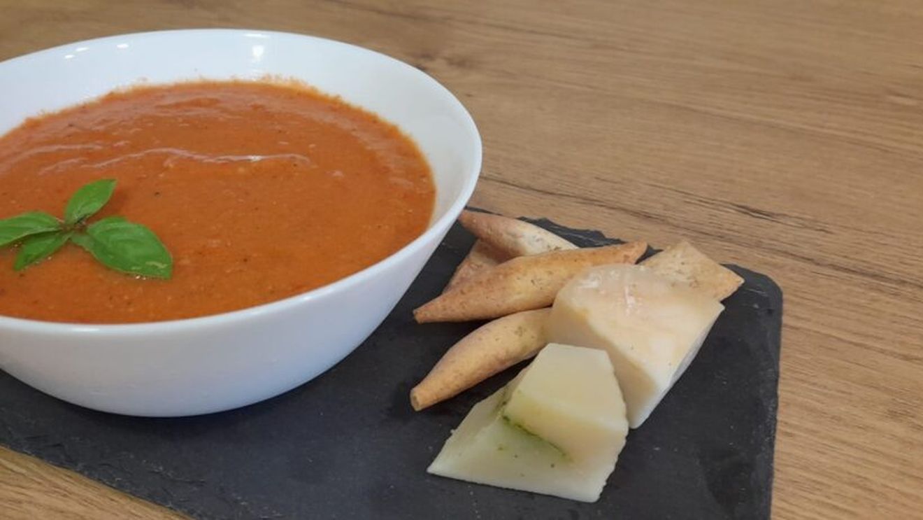 Rețetele Juanitei: Gazpacho, supa rece de roșii a spaniolilor. Prepar-o în weekend pentru întreaga familie