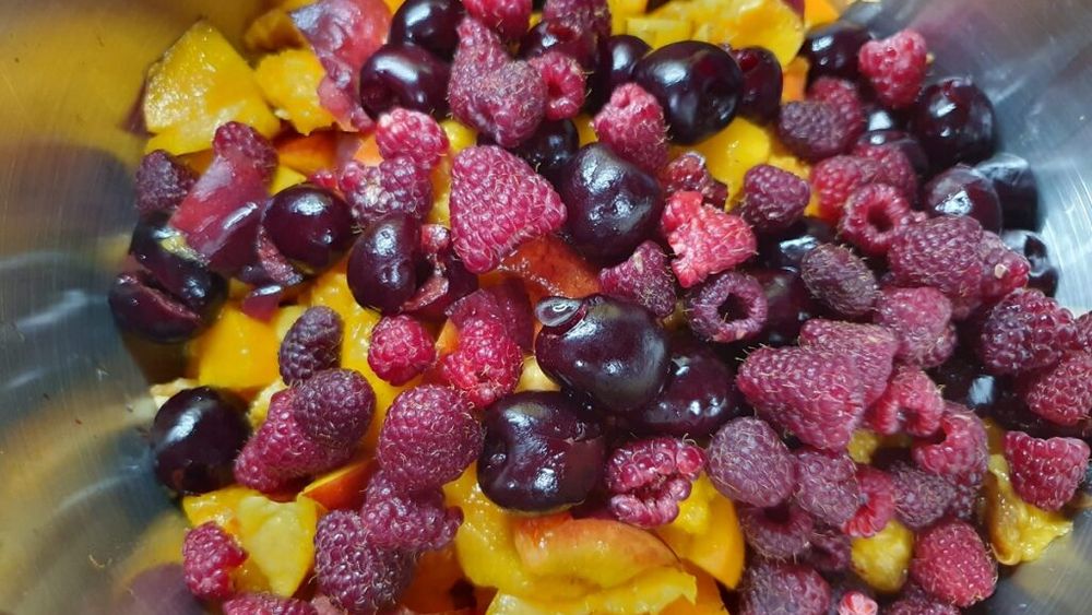 Zero waste. Ce faci cu surplusul de fructe proaspete, care se alterează ușor din cauza căldurii? Rețetă rapidă de gem de vară