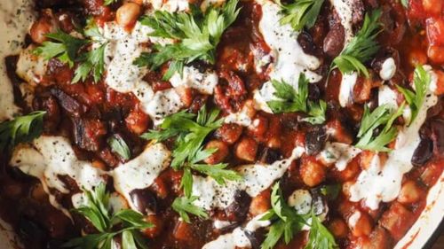 Rețetele Juanitei | Năut cu vinete și iaurt - o tocană mediteraneeană cu arome grecești