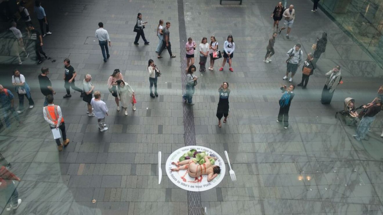 Protest inedit PETA în Sydney: Model expus pe o farfurie pentru a critica consumul de produse animale